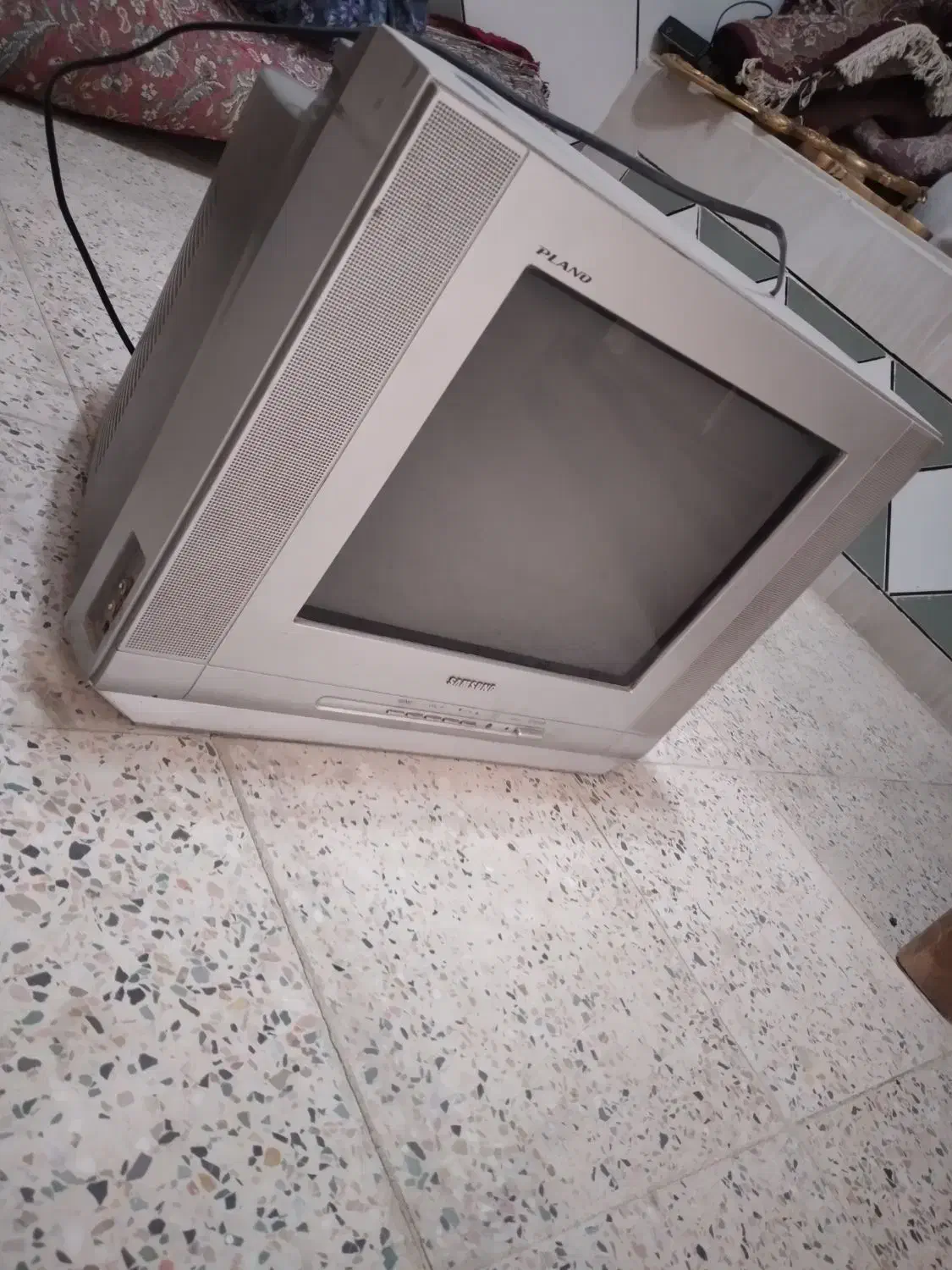 تلوزیون|تلویزیون و پروژکتور|نجف‌آباد, قلعه سفید|دیوار