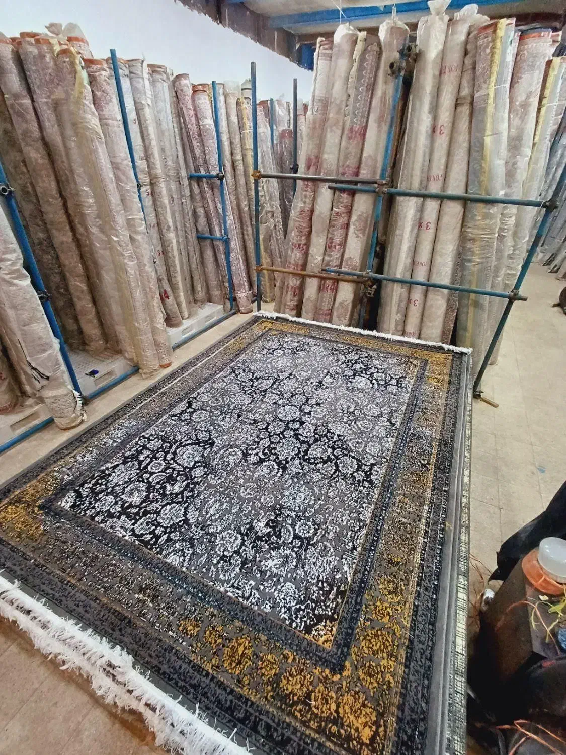 کارگر ساده جهت کار در انبار فرش ماشینی|استخدام خدمات فروشگاه و رستوران|تهران, شهرک ولیعصر جنوبی|دیوار