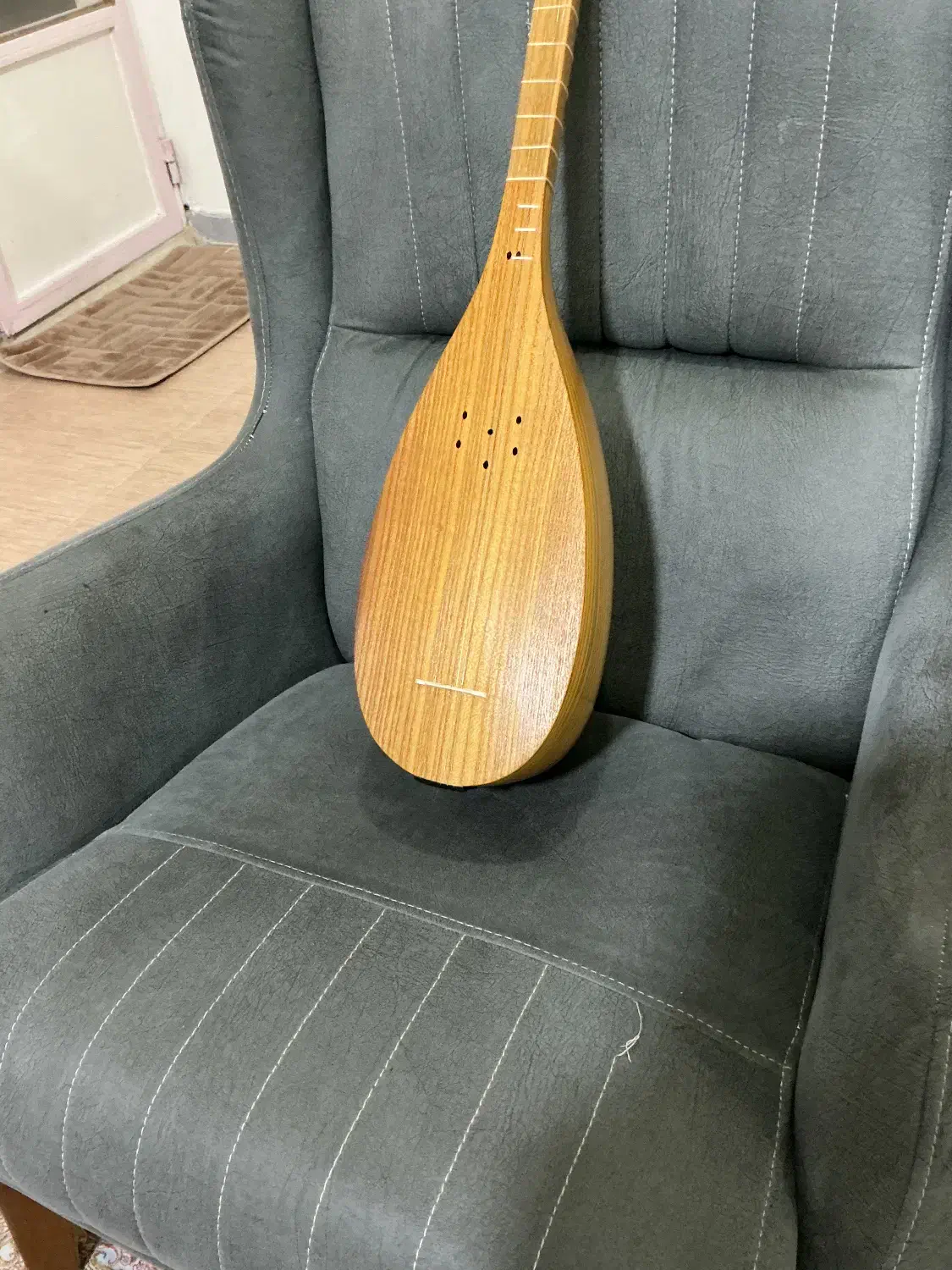 تنبور سه مهر اسدالله|سازهای سنتی|تهران, نیروی هوایی (پیروزی)|دیوار