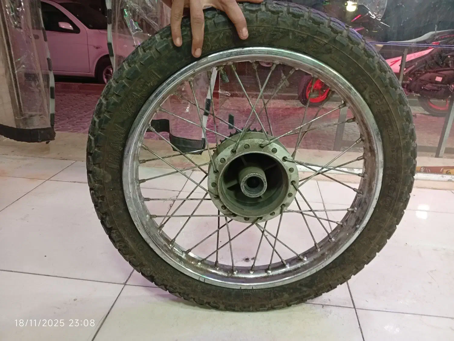 لاستیک وتوقع کارکرده|قطعات یدکی و لوازم جانبی|قرچک, میرزائی جنوبی|دیوار