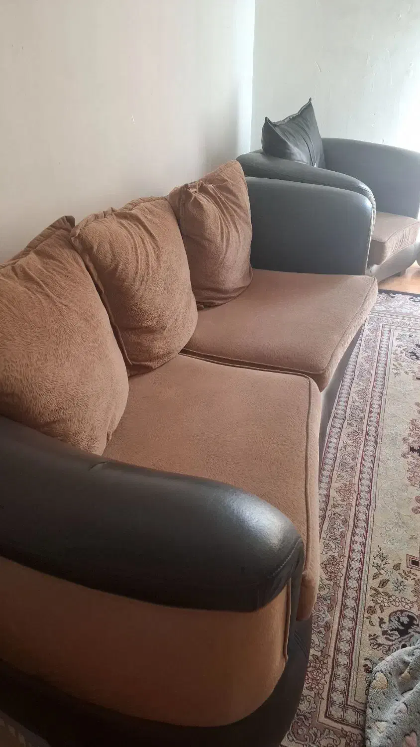 مبلمان چرم ۵نفره تمیز و شیک|مبلمان خانگی و میز عسلی|گنبد کاووس, |دیوار