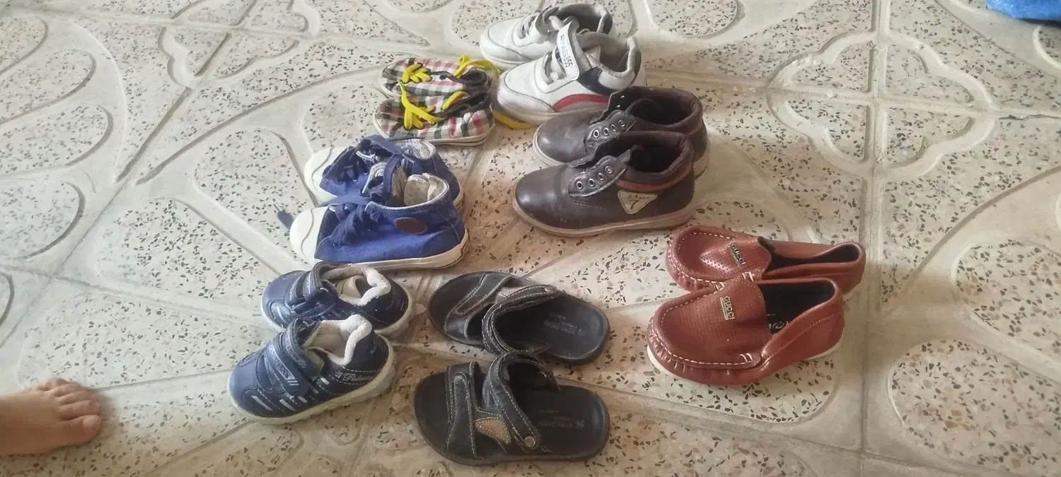 مقداری کفش بچه|کفش و لباس بچه|بروجرد, |دیوار