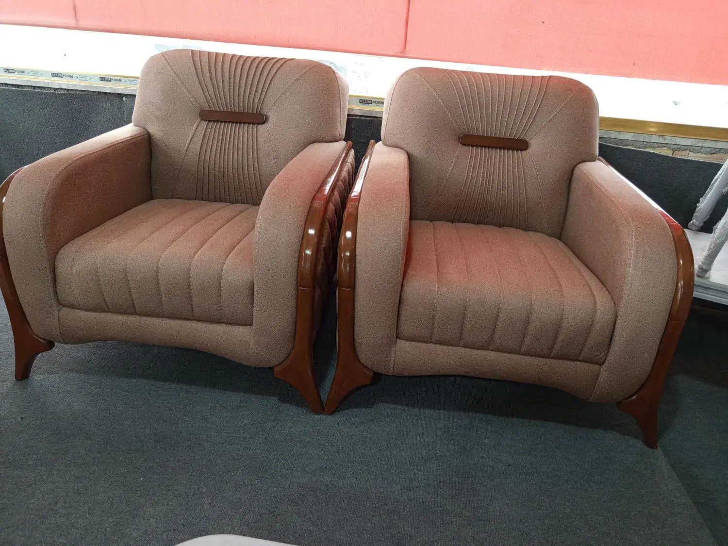 تعدادی از مبل ها به قیمت خرید گذاشته شده|مبلمان خانگی و میز عسلی|پارسآباد, |دیوار