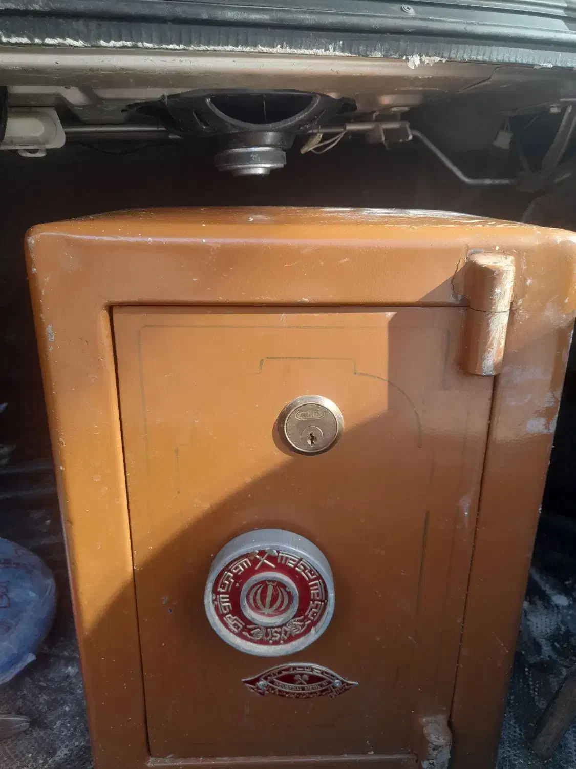 گاو صنوق ال|ابزارآلات|شبستر, |دیوار