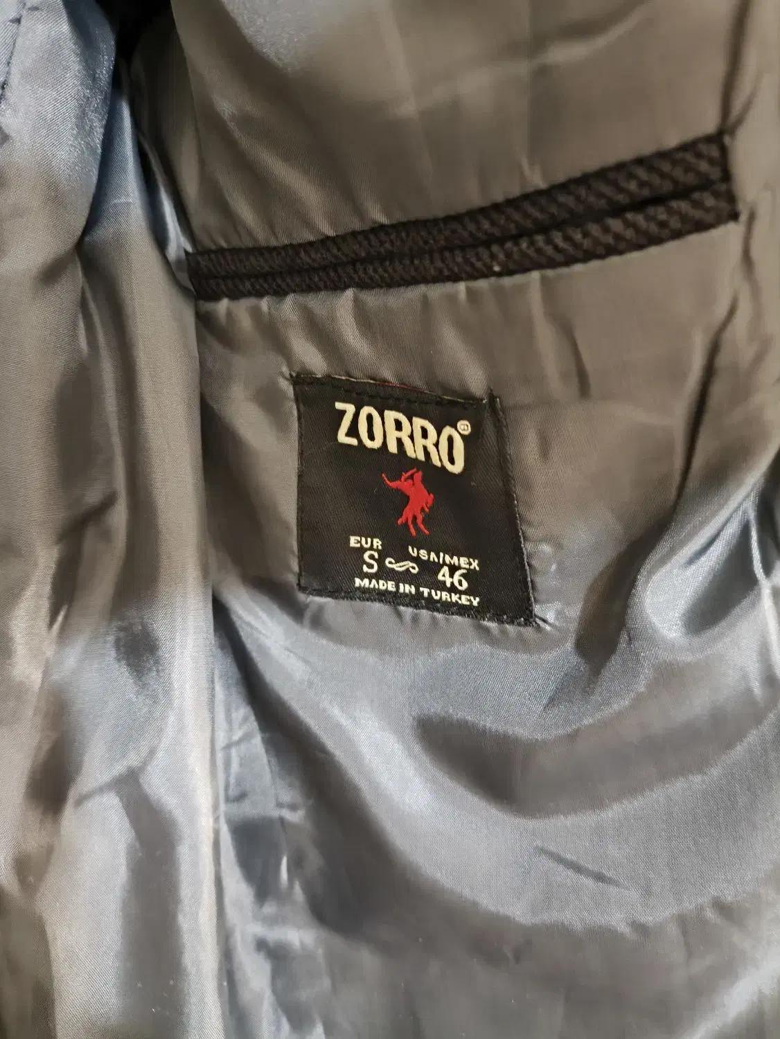 کت طوسی تیره|لباس|کرج, کوی کارمندان شمالی|دیوار