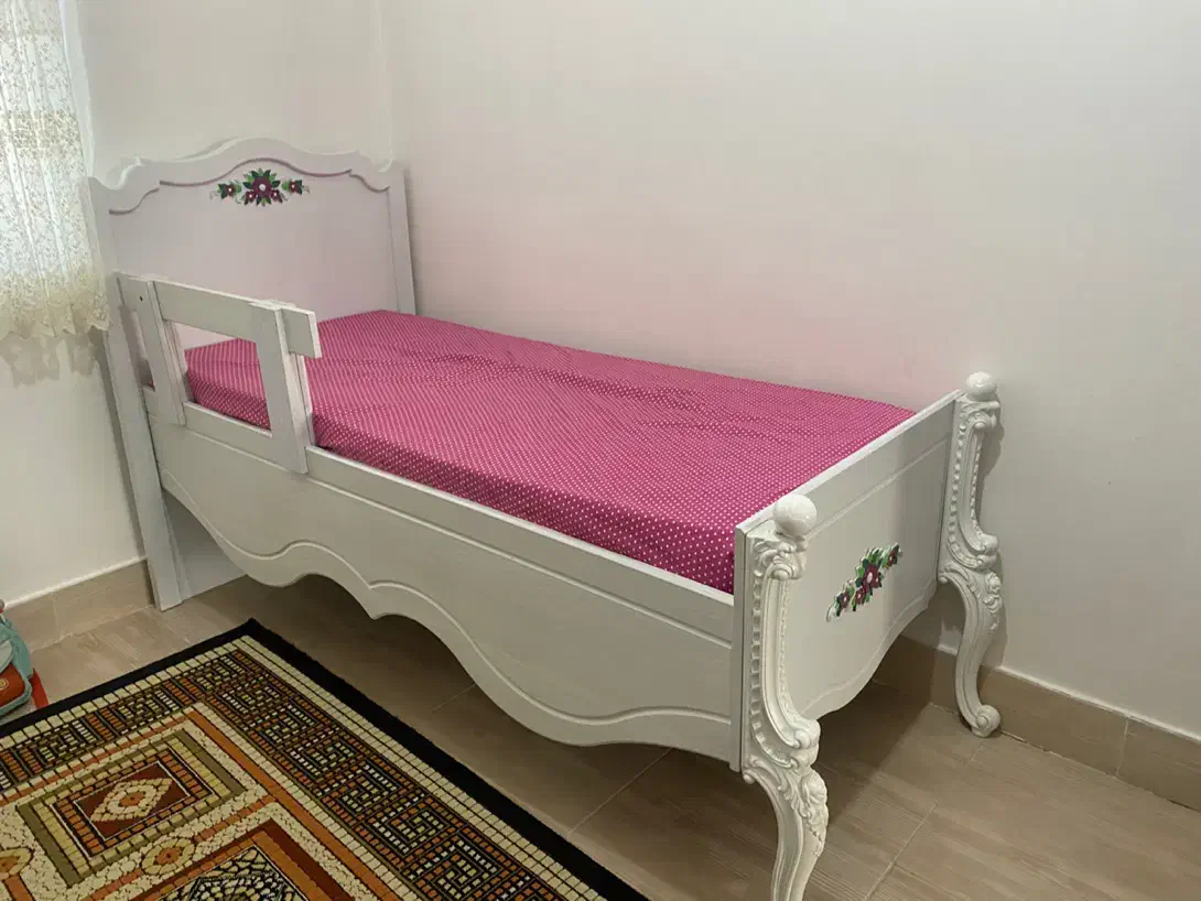 یک عدد تختخواب وویترین نوجوان درحدنوباتشک تخت|تخت و سرویس خواب|گلپایگان, |دیوار