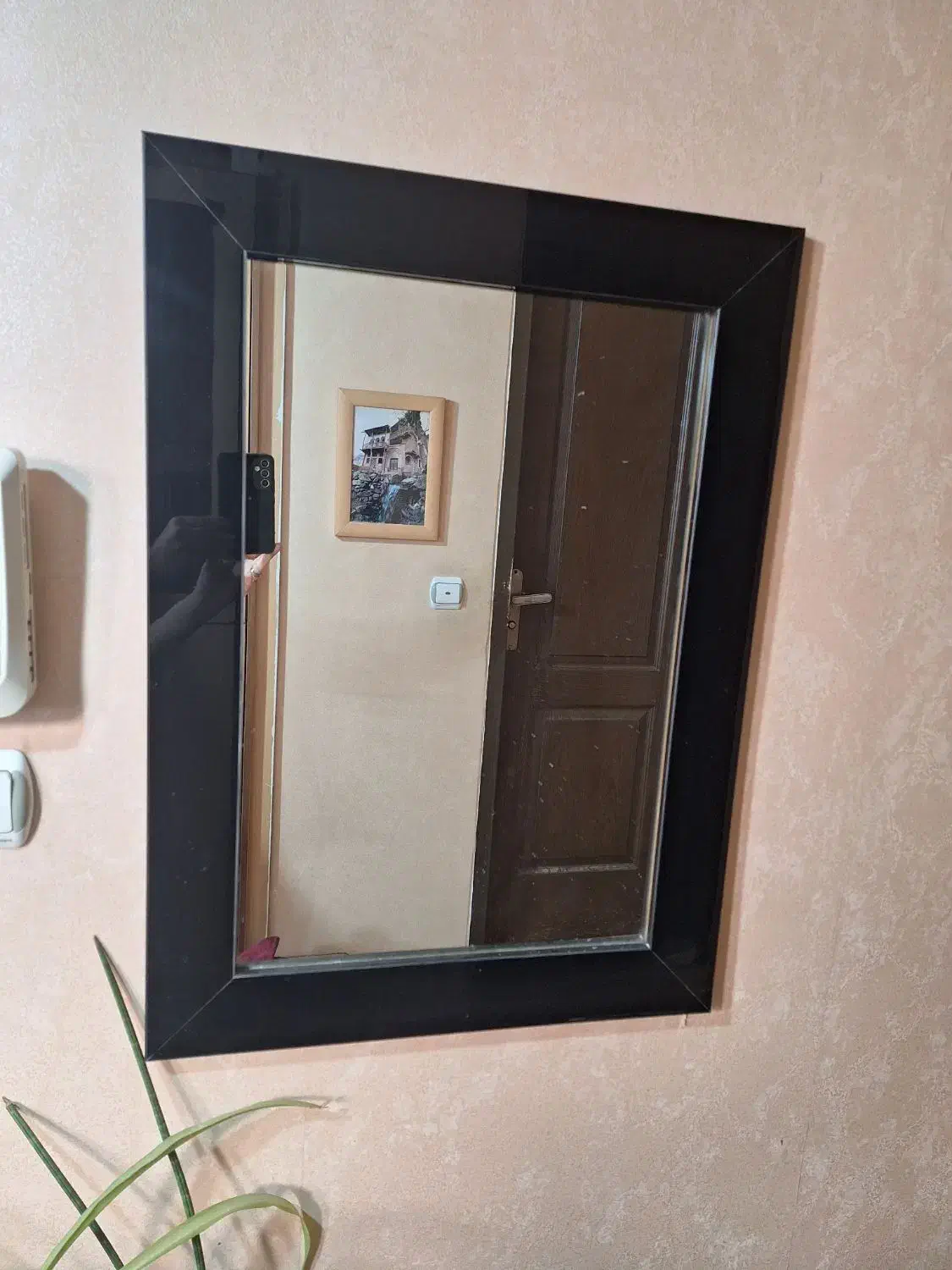 آینه با قاب|آینه|فردیس, فردیس|دیوار