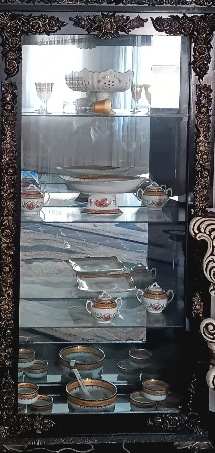 بوفه در رنگ طلایی و مشکی با شیشه های کاملا سالم|بوفه، ویترین، کنسول|ارومیه, |دیوار