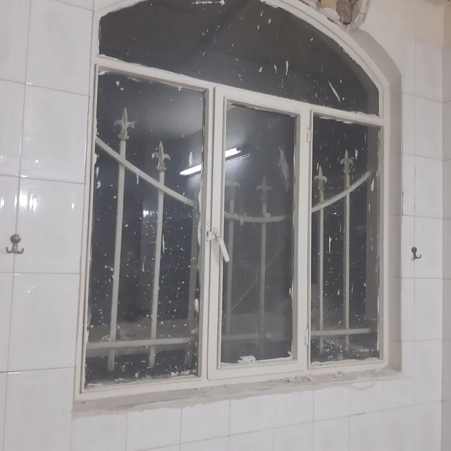 فروش ۳ عدد پنجره و یک عدد درب آهنی|مصالح و تجهیزات ساختمان|اراک, |دیوار