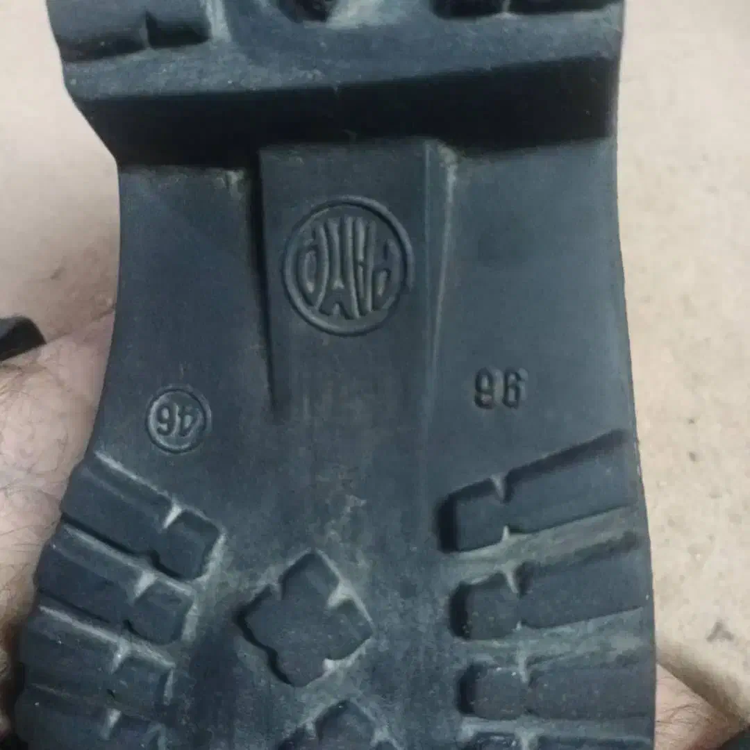 پوتین سربازی|کیف، کفش، کمربند|برخوار, |دیوار