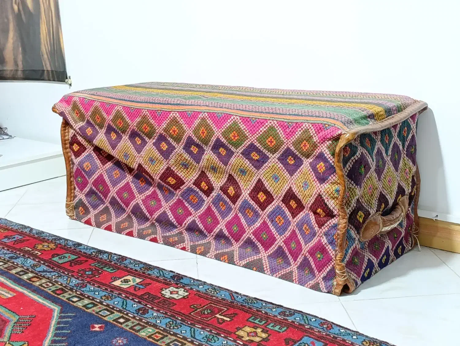 یک جفت کاناپه سنتی|مبلمان خانگی و میز عسلی|جم, |دیوار