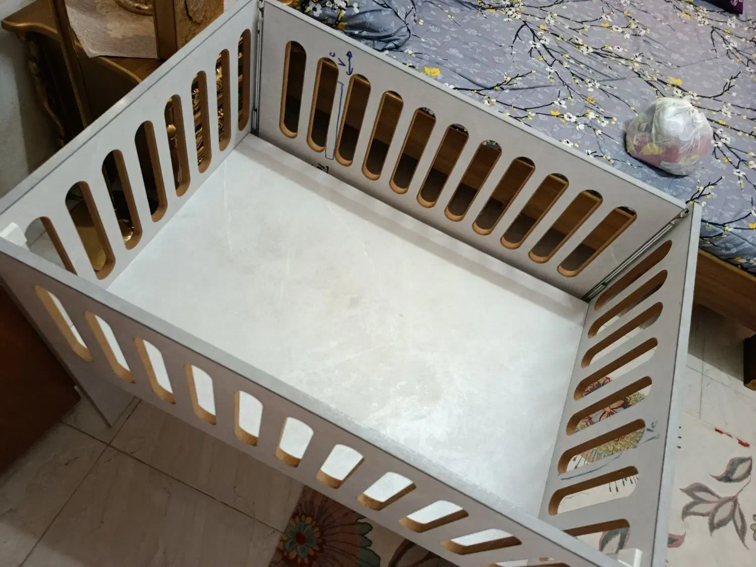 تخت نوزاد کنار مادر|تخت و سرویس خواب|صومعهسرا, |دیوار