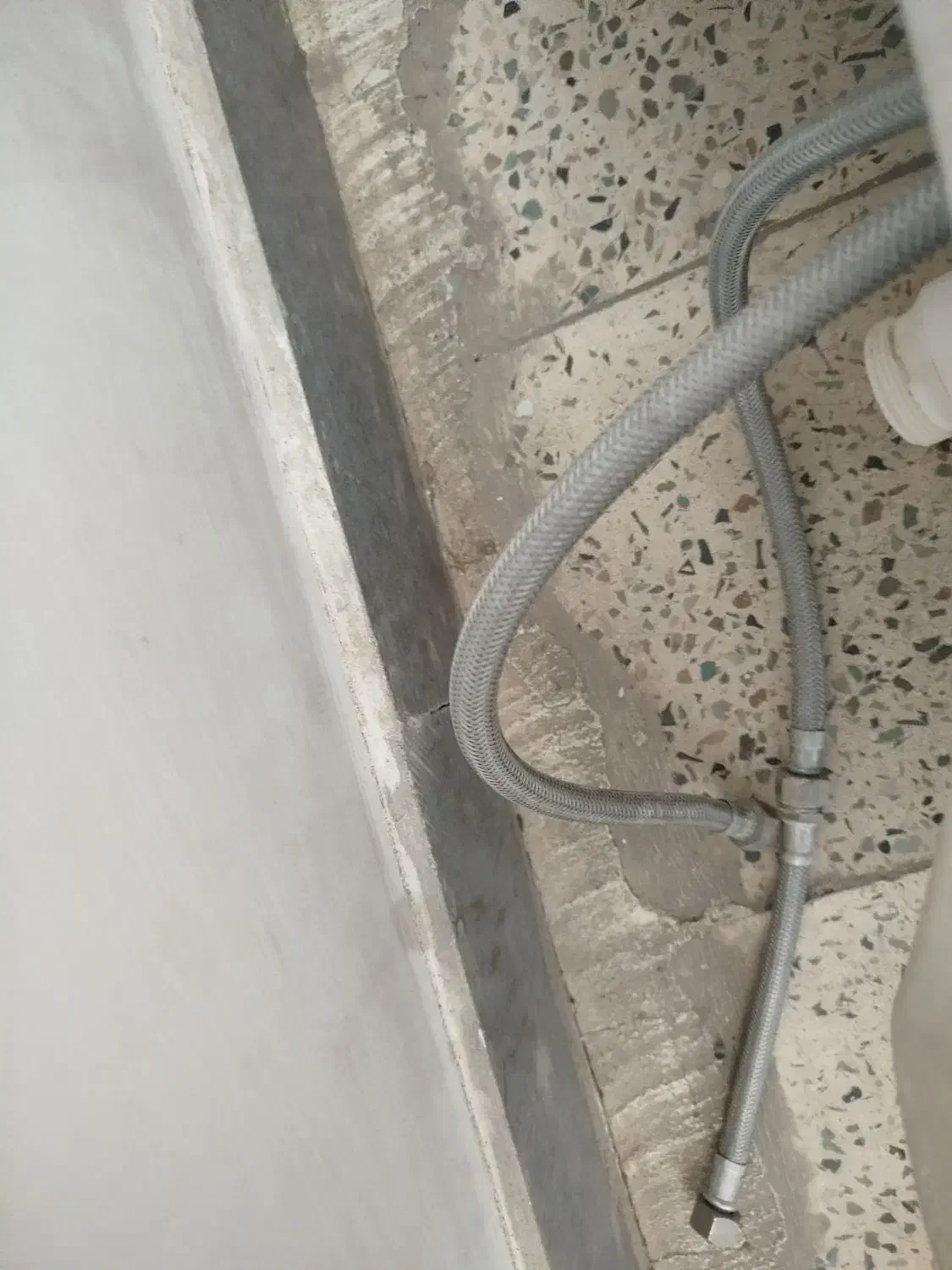 روشویی سالم و پایه سشوار نو|لوازم سرویس بهداشتی|ساوه, |دیوار