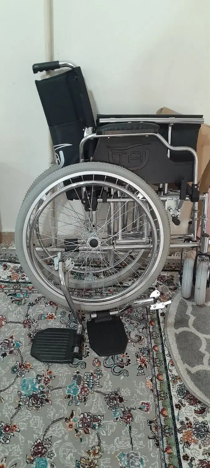 ویلچر|آرایشی، بهداشتی، درمانی|صحنه, |دیوار