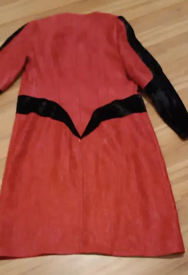 مانتومجلسی|لباس|ری, سیزده آبان|دیوار