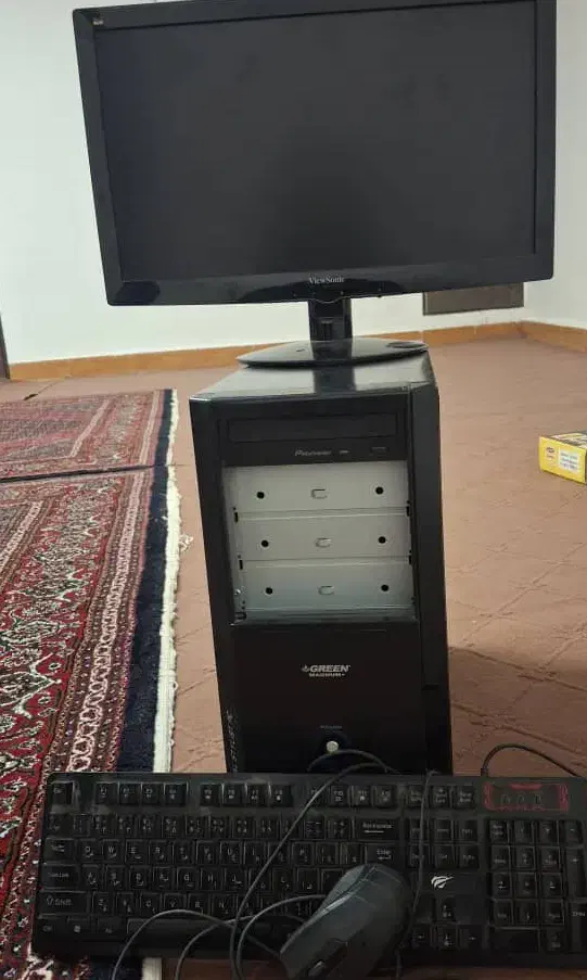 یک دستگاه کامپیوتر کارکرده|رایانه رومیزی|خوی, |دیوار