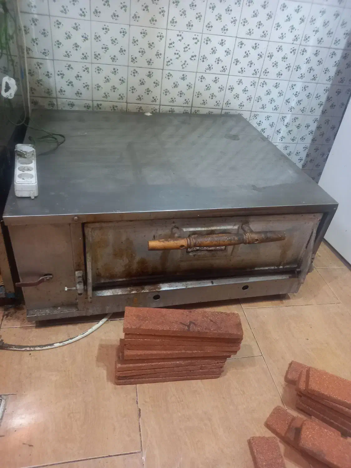 فر پیتزا|کافی‌شاپ و رستوران|بندر انزلی, معلم|دیوار