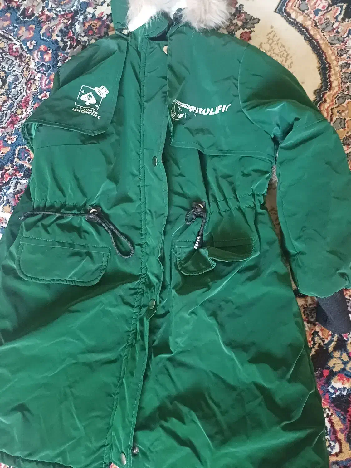 کاپشن در حد|لباس|اقبالیه, |دیوار