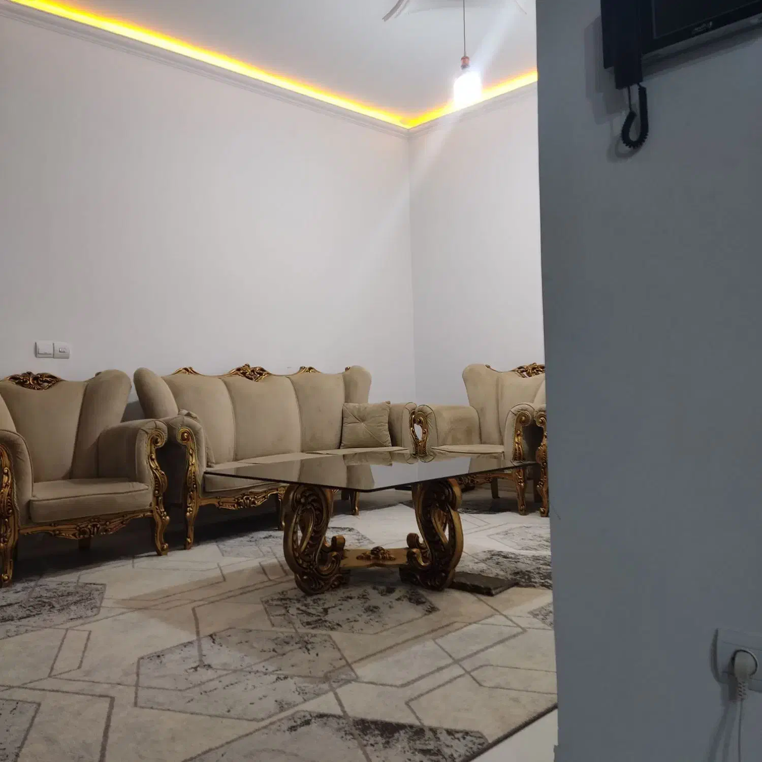 مبل سلطنتی در حد نو و تختخواب شو|مبلمان خانگی و میز عسلی|کوهدشت, |دیوار