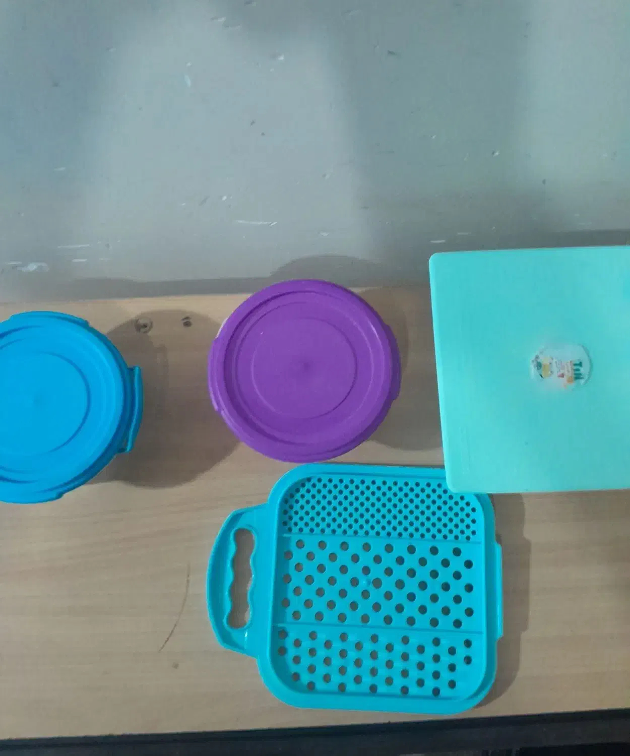 تعدادی ظرف|ظروف نگهدارنده، پلاستیکی، یک‌بارمصرف|زنجان, |دیوار