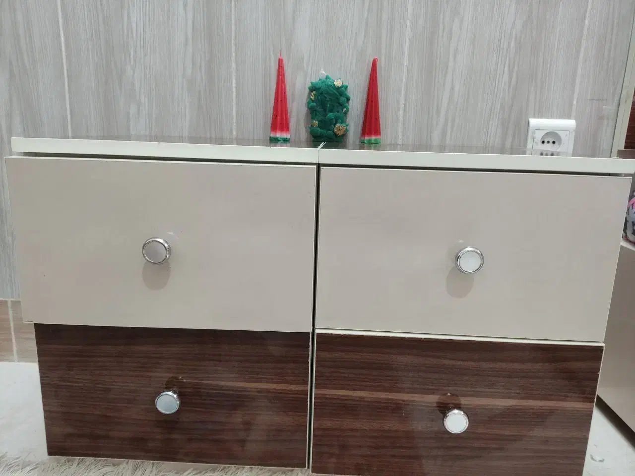 تخت به همراه پاتختی|تخت و سرویس خواب|کاشمر, |دیوار