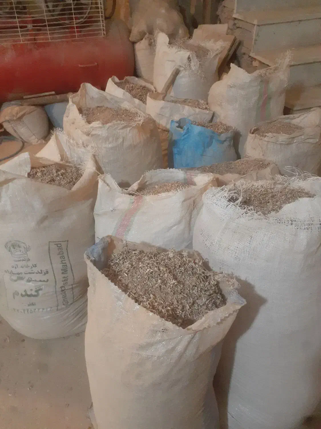 پوشال و ضایعات چوب کارگاه خراطی|حراج|سنندج, |دیوار