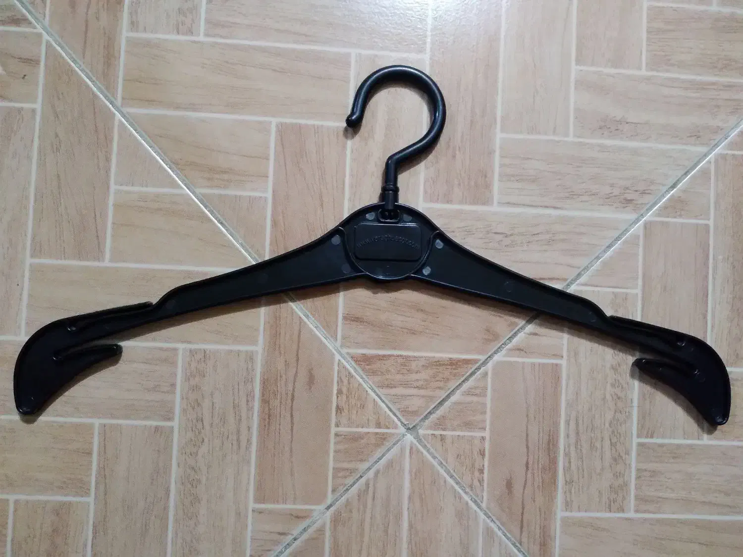 جالباسی|بندرخت و رختآویز|تربتحیدریه, آسایش|دیوار