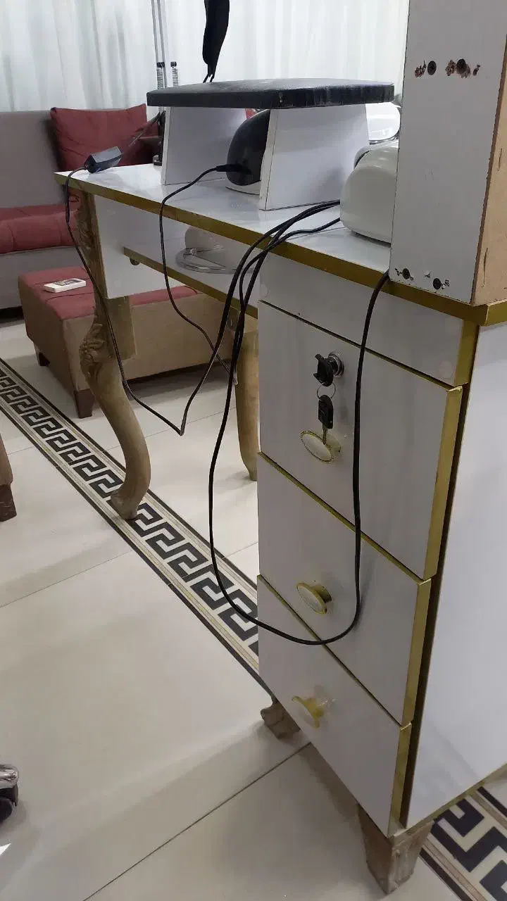 میز ناخن|آرایشگاه و سالن‌های زیبایی|بروجرد, |دیوار