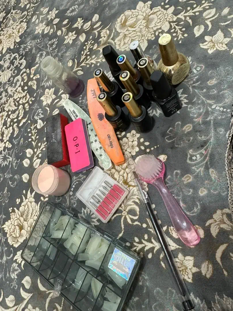 تمامی وسایل ناخن|آرایشگاه و سالن‌های زیبایی|رشت, انصاری|دیوار