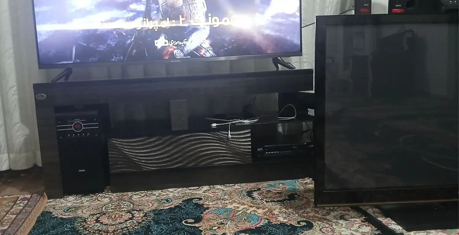 تلوزیون ومیز وگیرنده دیجیتال باهم ۱۰ میلیون|تلویزیون و پروژکتور|نهاوند, |دیوار