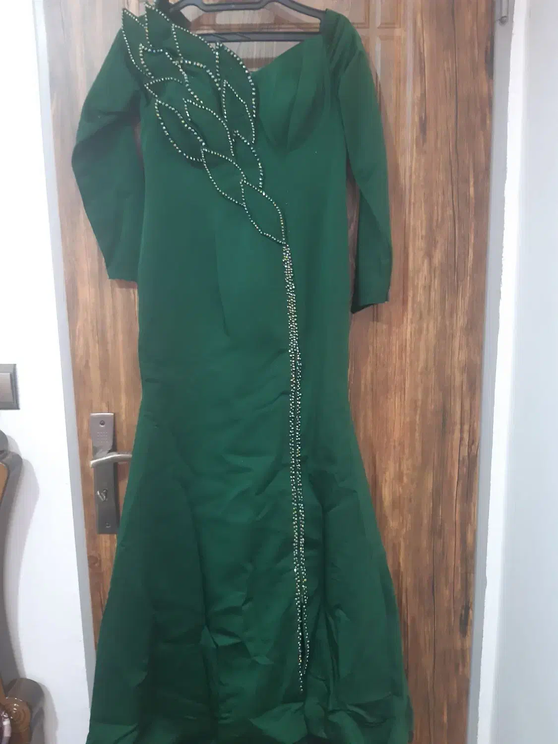 لباس مجلسی در حد نو|لباس|نیشابور, هفده شهریور|دیوار