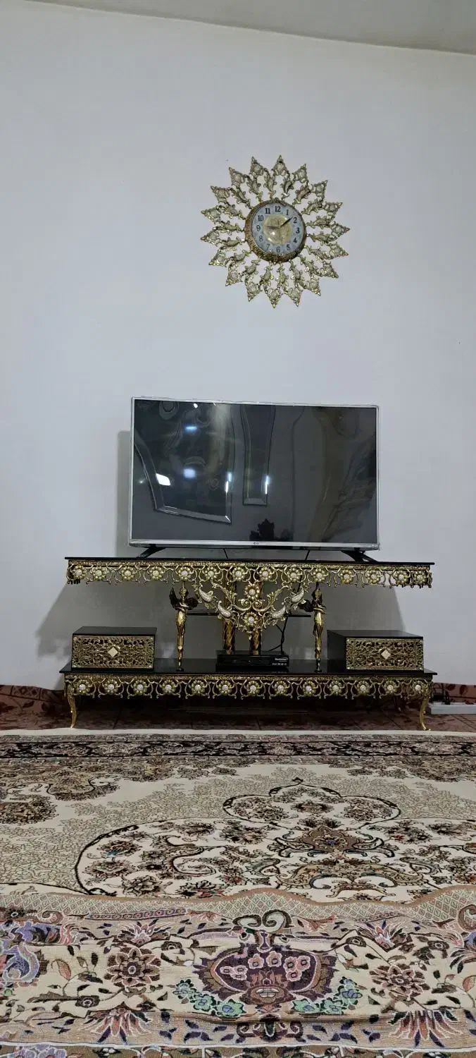 تلویزیون ال ای دی ۴۳ و میز تلویزیون برنز اصل|تلویزیون و پروژکتور|صحنه, |دیوار