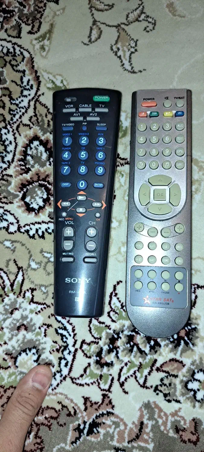 تیلویزون مارک سونی ۲۱ اینج دو عدد دستگاه ومیز|تلویزیون و پروژکتور|تهران, هروی|دیوار