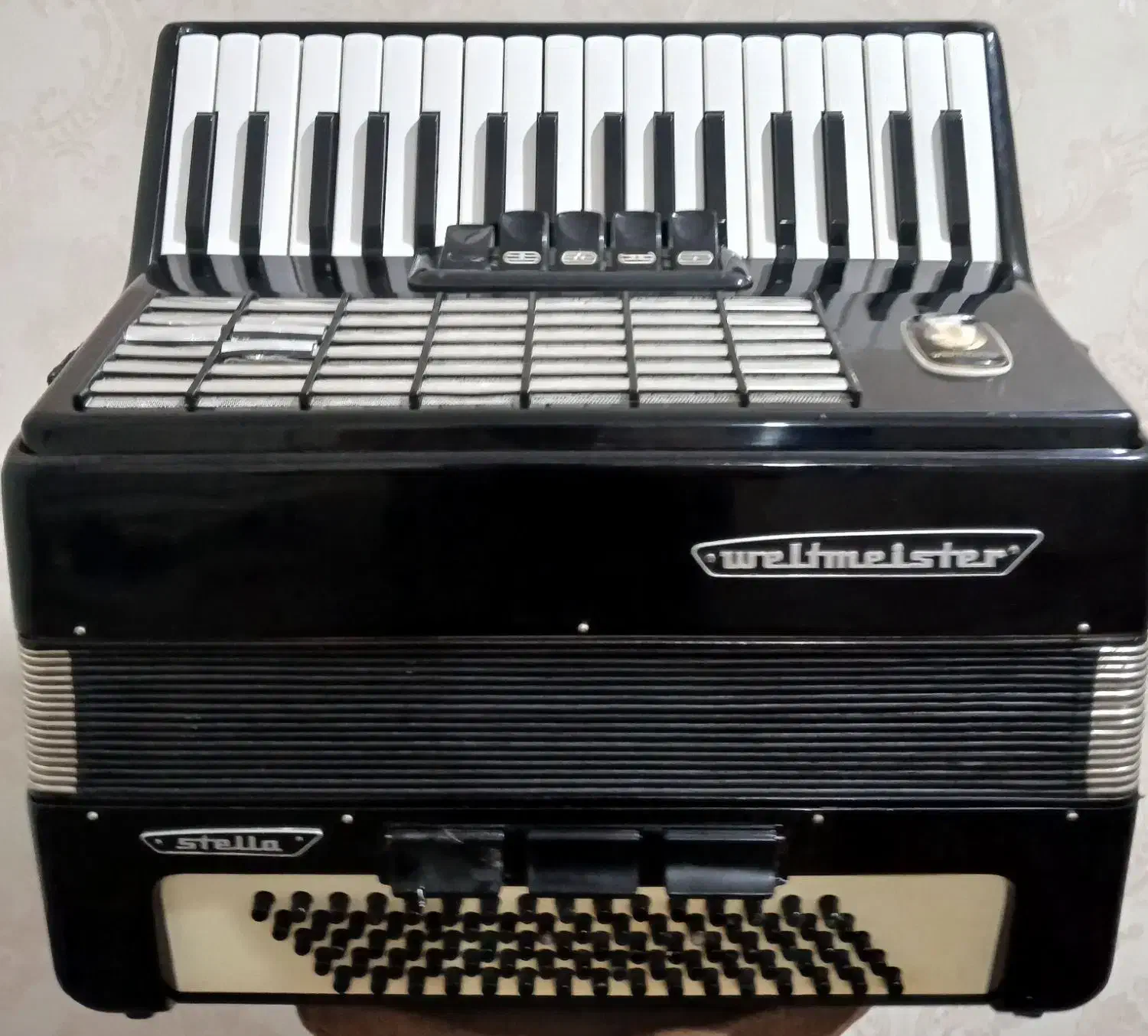 اکاردیون مشکی آلمانی|پیانو، کیبورد، آکاردئون|تهران, خلیج فارس|دیوار