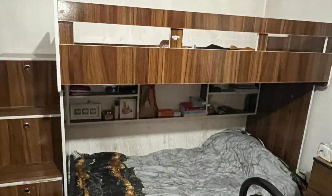 تخت خواب دو طبقه حفاظ دار با پله|تخت و سرویس خواب|شاهین‌شهر, خانه کارگر|دیوار