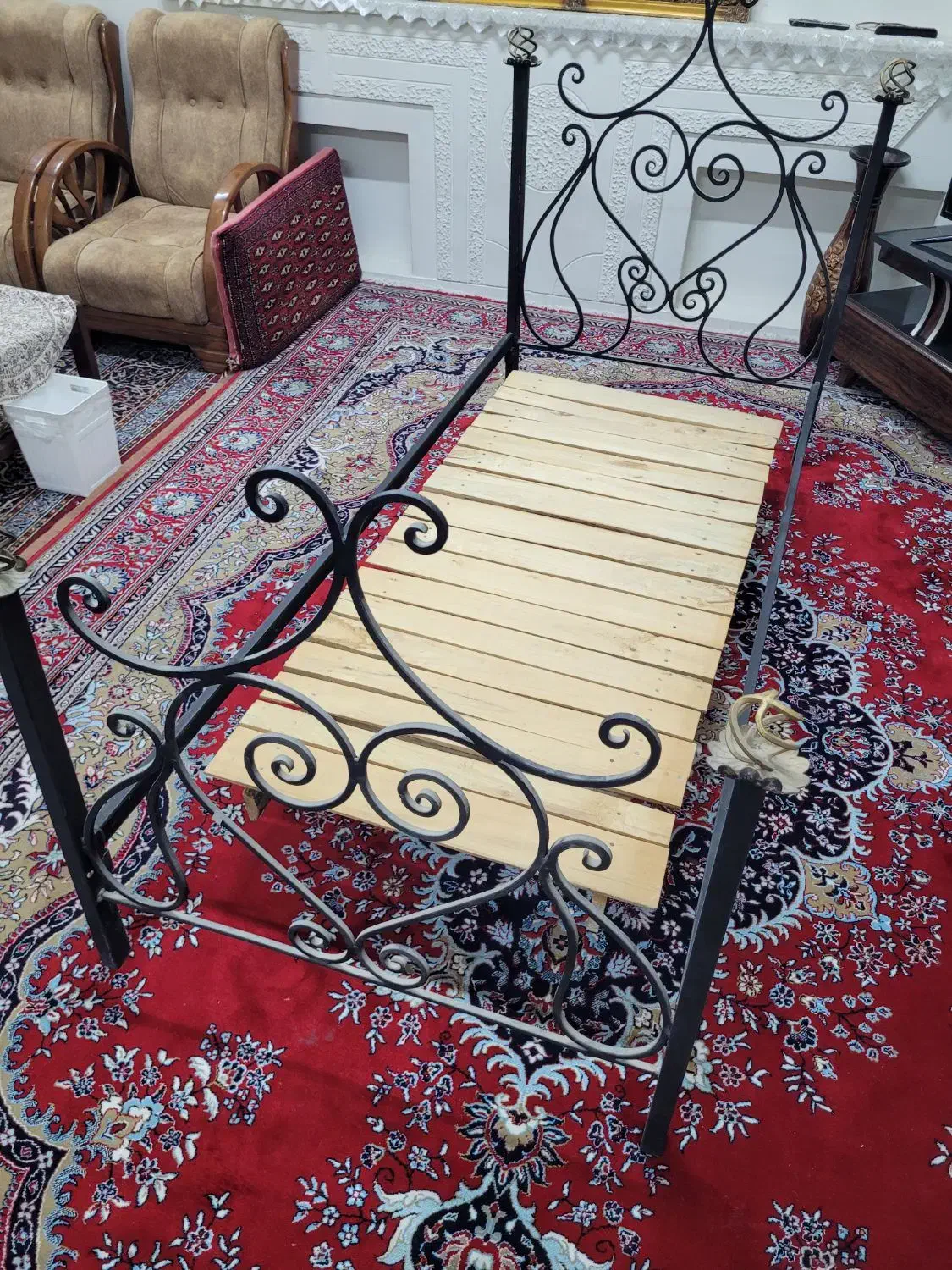 تخت خواب فرفورژه تک نفره|تخت و سرویس خواب|شیراز, احمدی جنوبی|دیوار