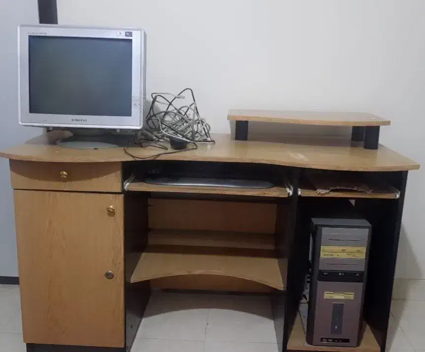 کامپیوتر و میز کامپیوتر|رایانه رومیزی|همدان, |دیوار