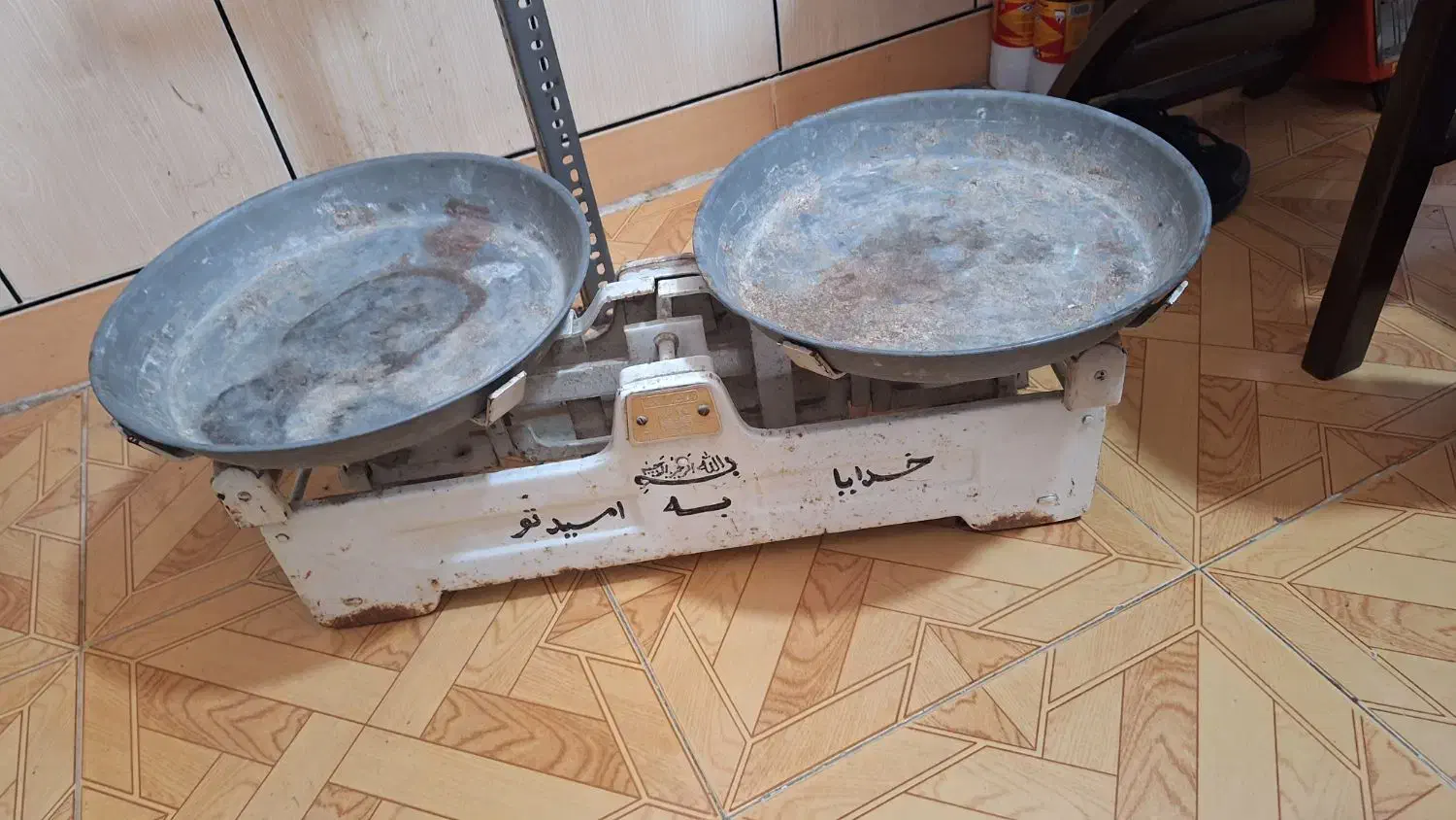 ترازوی قدیمی سنگی (وزنهای) همراه با وزنهها|فروشگاه و مغازه|نوکنده, |دیوار