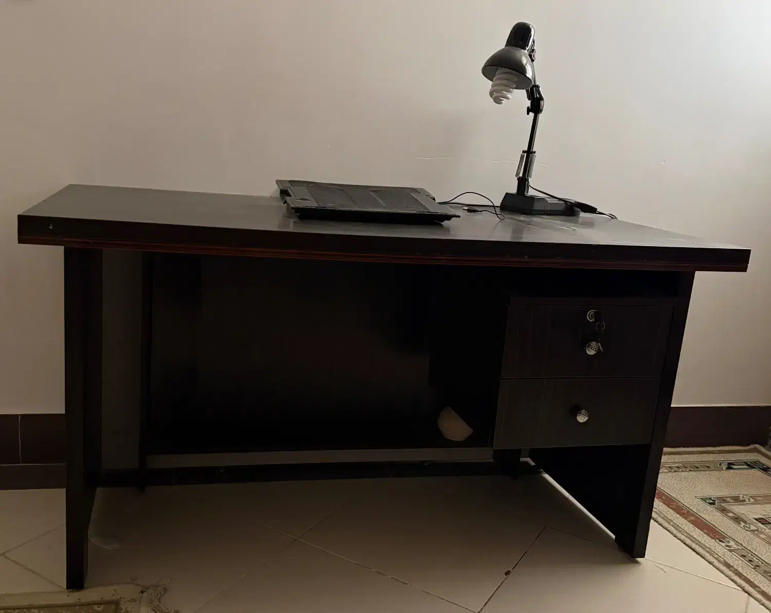 میز تحریر در حد نو|میز تحریر و کامپیوتر|قم, منبع آب|دیوار