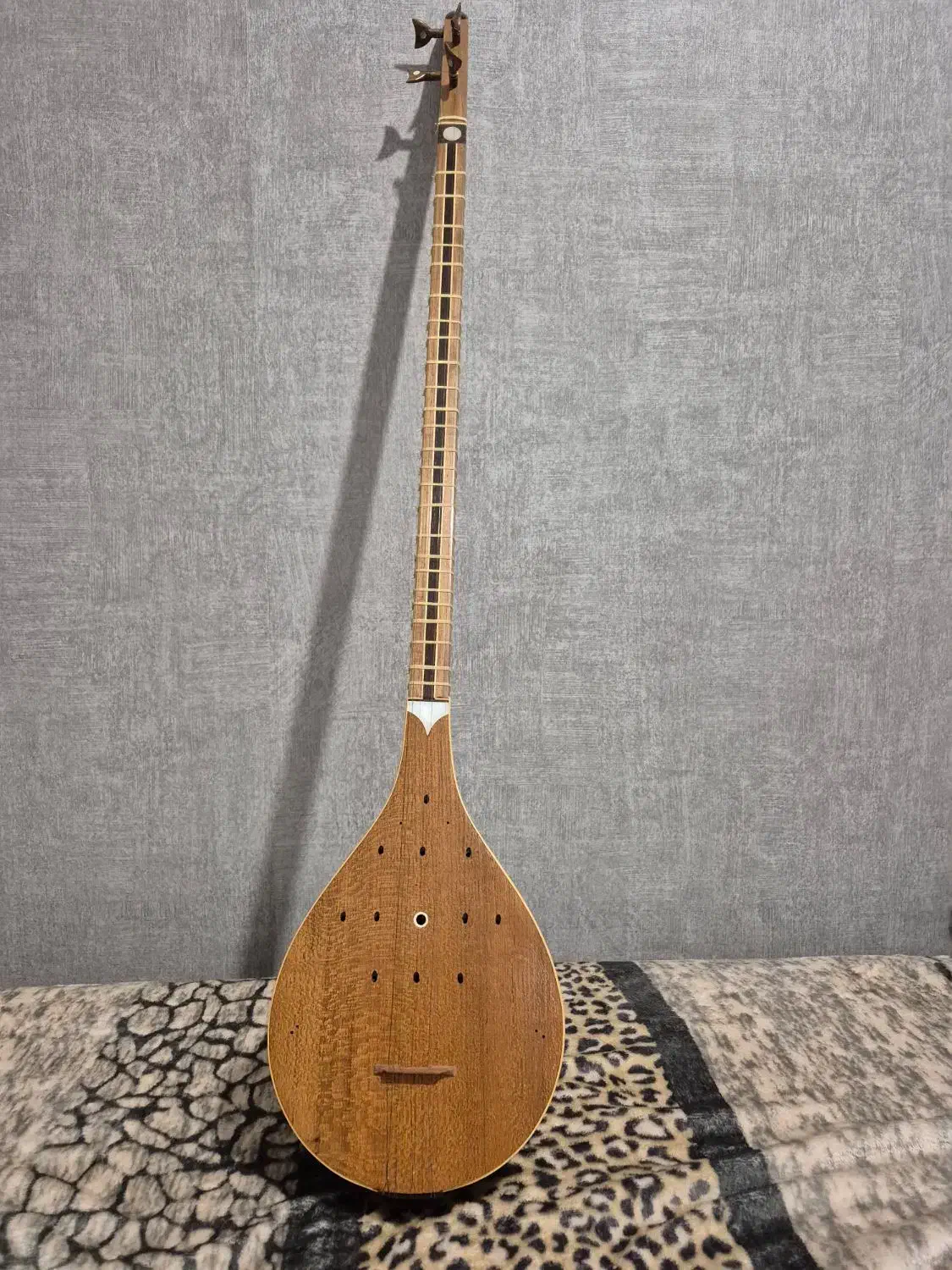 سه تار کاسه بزرگ الگوی کمالیان ساخته استاد سکوتی|سازهای سنتی|اصفهان, باغ زرشک|دیوار