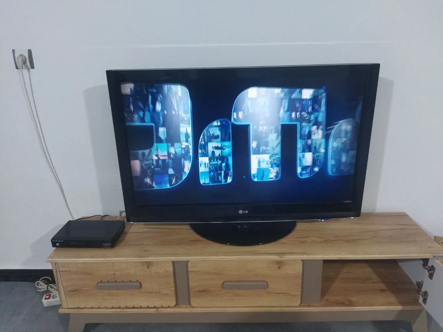 تلویزیون|تلویزیون و پروژکتور|صحنه, |دیوار