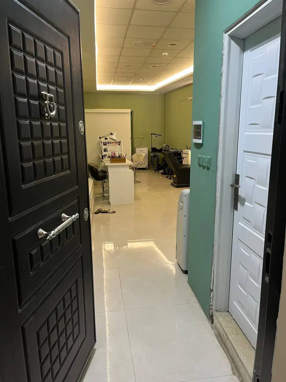 واگذاری سالن زیبایی نبش فرحبخش غربی|اجارهٔ مغازه و غرفه|نیشابور, تختی|دیوار