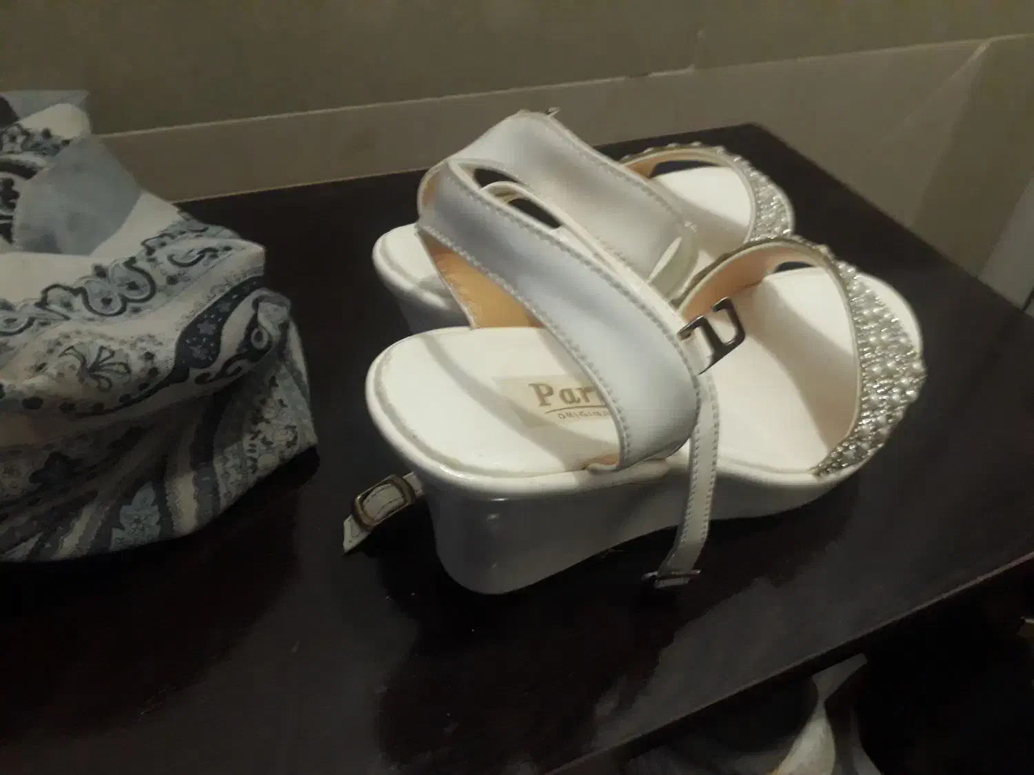 کفش|کیف، کفش، کمربند|قائن, |دیوار