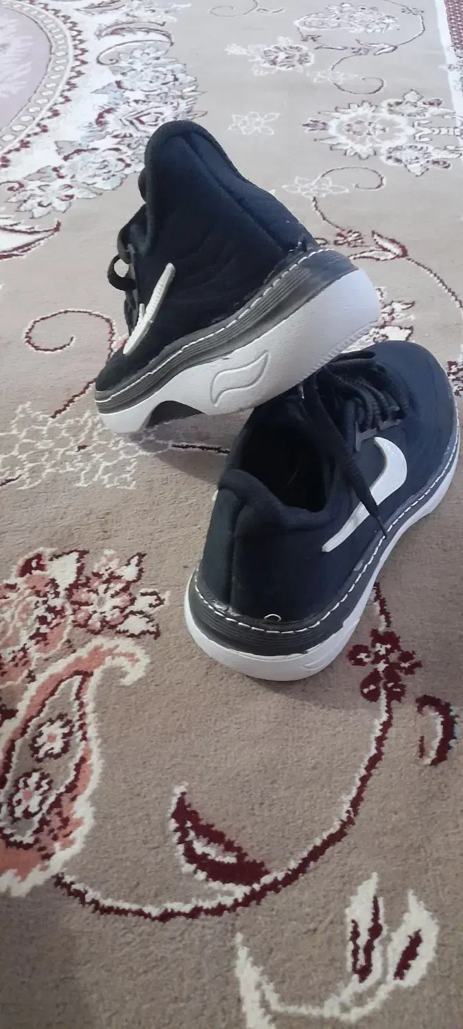 کتونی|کیف، کفش، کمربند|نیشابور, راه آهن|دیوار