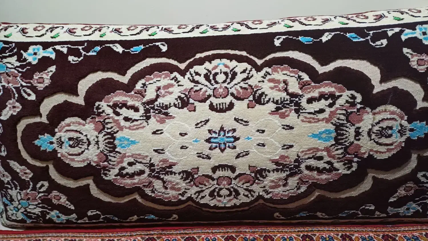 دو عدد پشتی|پشتی|بروجرد, |دیوار