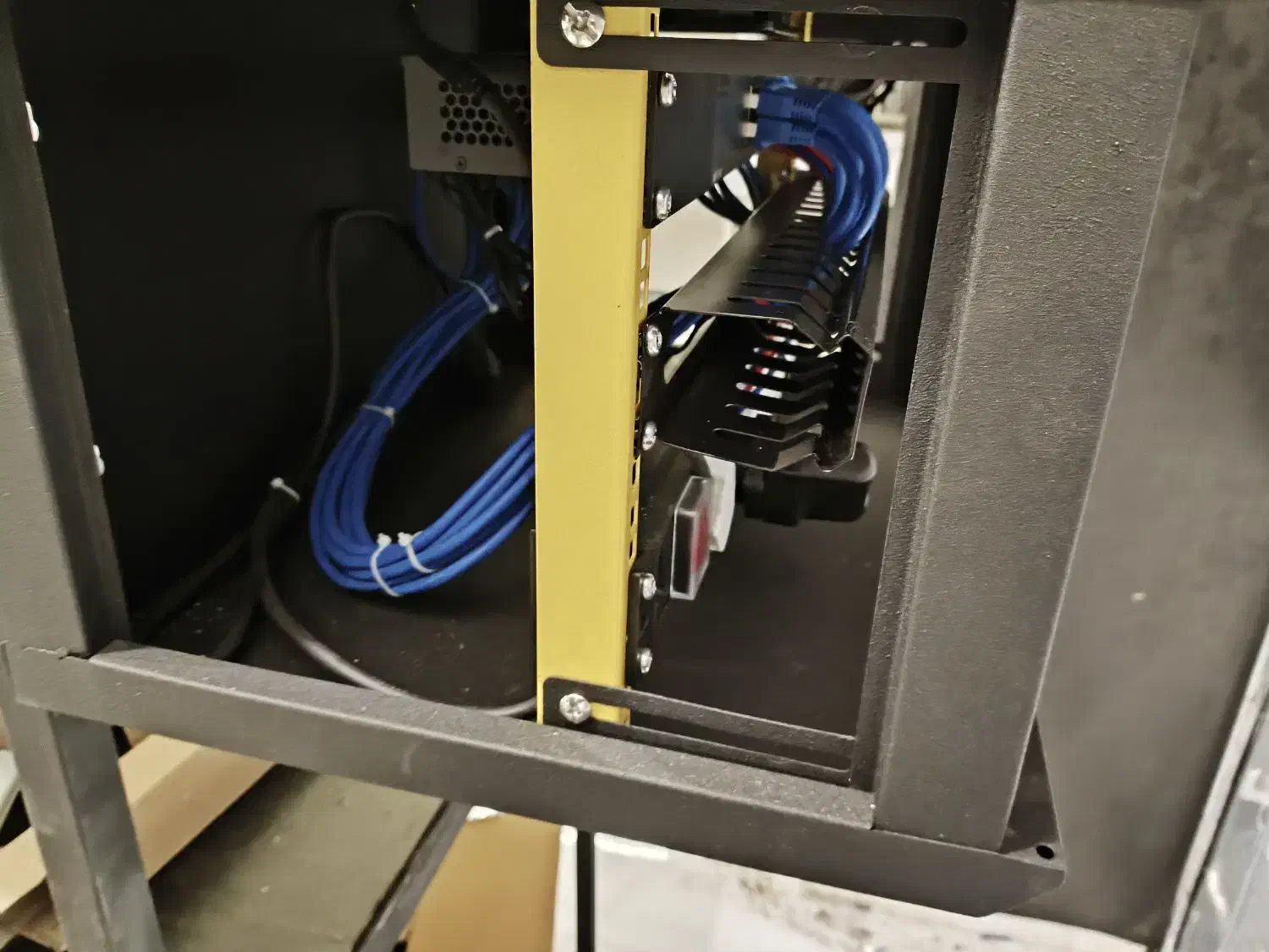 Passive Network شبکه و سایت های کامپیوتری|مودم و تجهیزات شبکه|اندیشه, اندیشه فاز ۴|دیوار