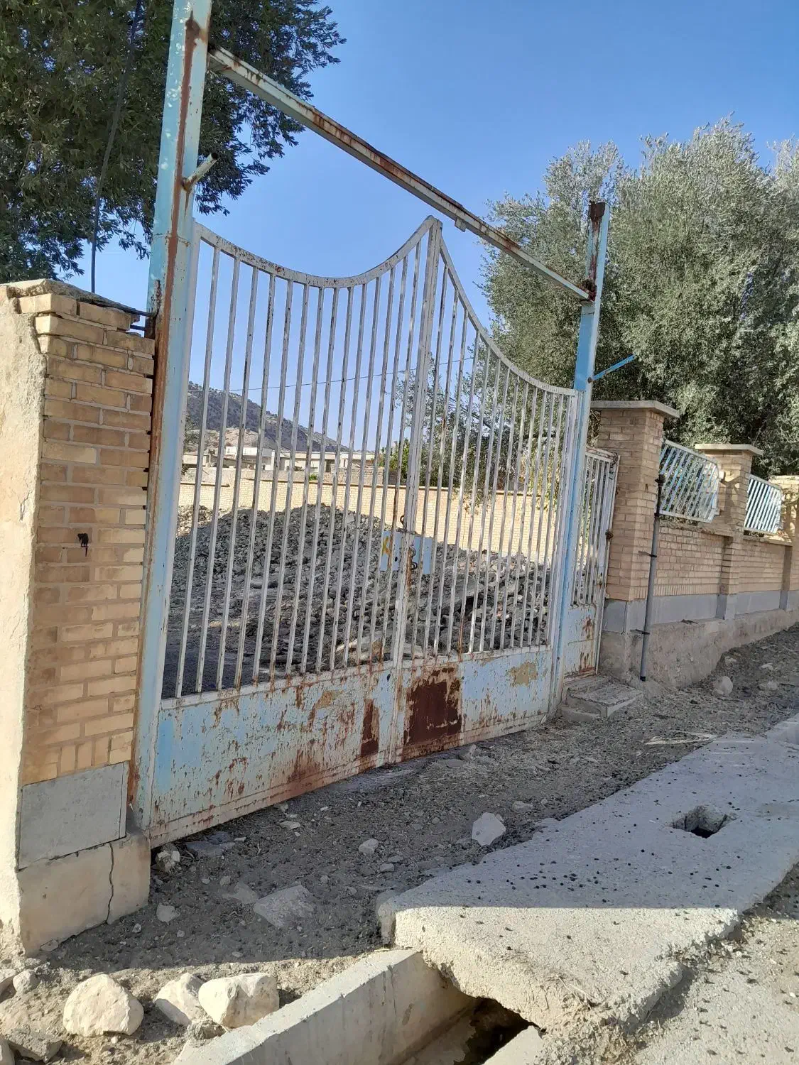 درب بزرگ پارکینگ ماشینهای سنگین و خانه باغ|مصالح و تجهیزات ساختمان|چوار, |دیوار