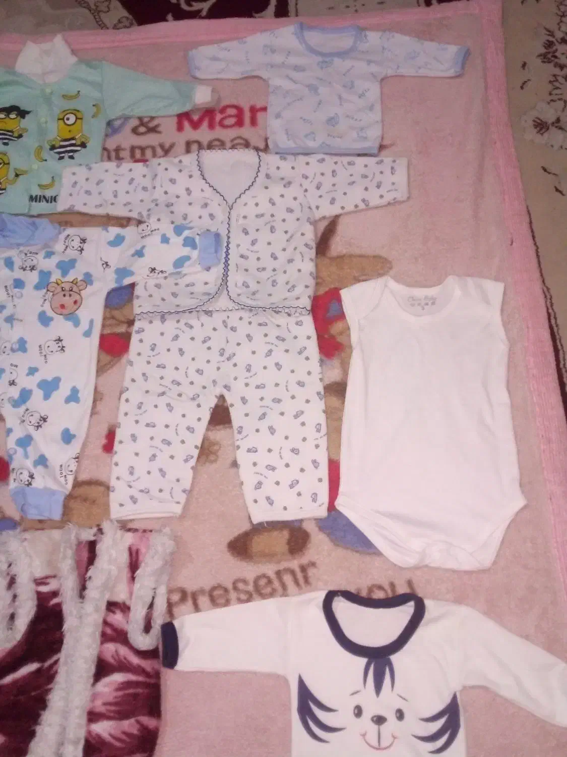 لباس نوزادی|کفش و لباس بچه|صحنه, |دیوار