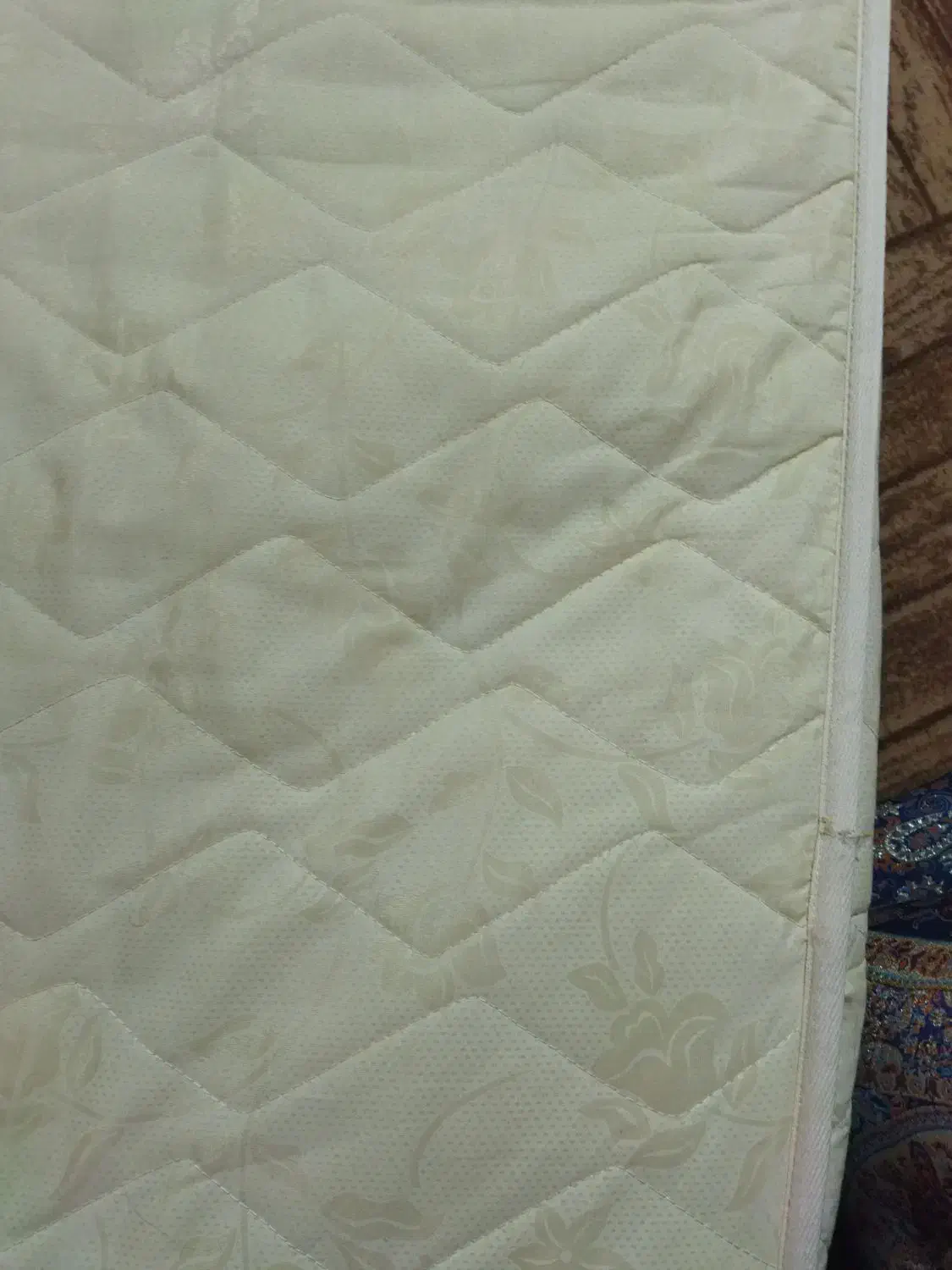 تشک تخت|تشک تختخواب|هشتگرد, هیو|دیوار