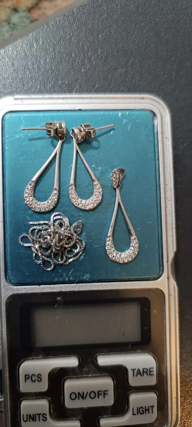 گردنبند و گوشواره نقره|جواهرات|بومهن, |دیوار